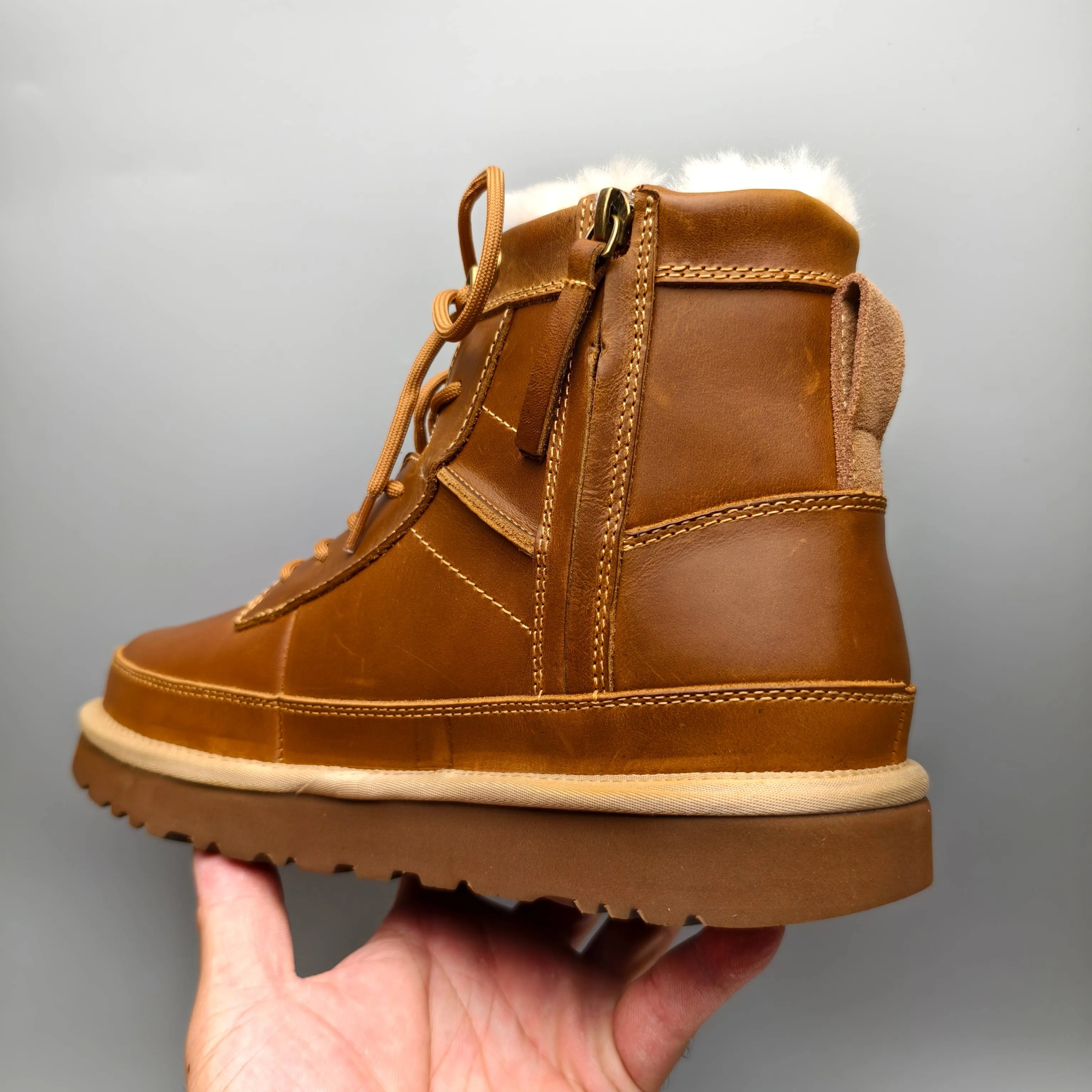 💰720 UGG sheepskin all-in-one snow boots 4580 mid-top patent leather lace-up side zipper men's color matching: black maroon matching code: 39-45